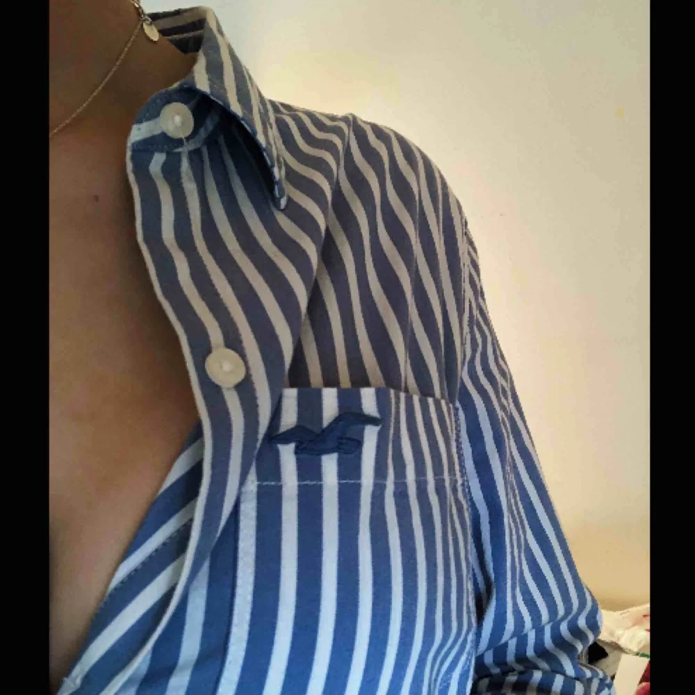 Somrig kjorta från Hollister, använd ett par gånger bara så väldigt bra skick👍🏽♥️. Skjortor.