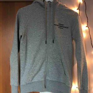  - En skön grå hoodie som jag använt 3 gånger. Den är i storlek S men skulle även passa för M. Köpt för 1200kr