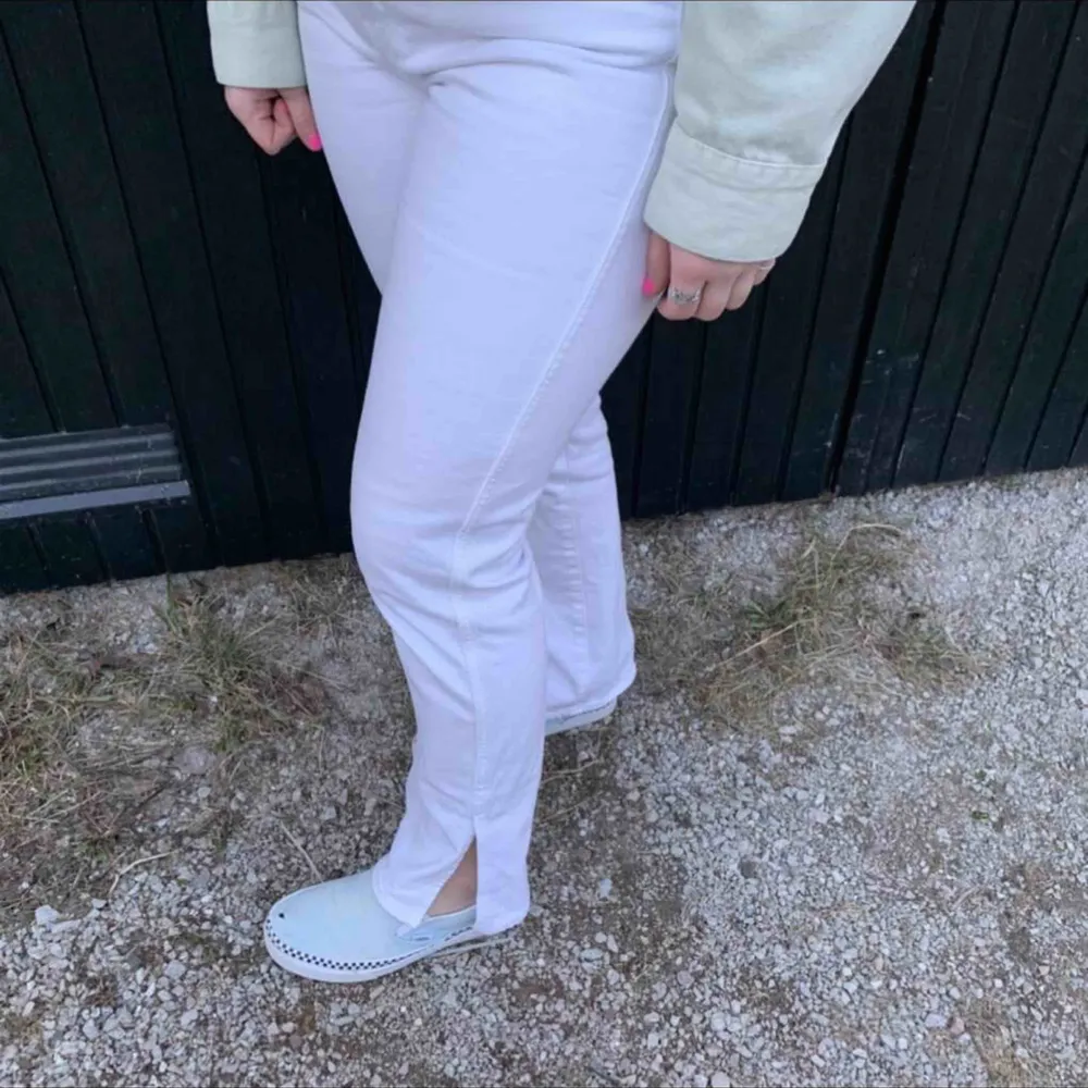 Ett par näst intill oanvända vita jeans från weekday i modellen Case split, som ni ser är det en slits på varsitt ben nere vid fötterna, storlek 30 och passar mig som är ungefär 160cm men lite för långa för min smak, nypris 500kr köparen står för frakten. Jeans & Byxor.