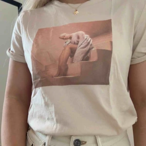  - Beige/rosa t-shirt ursprungligen från H&M. Aldrig använd, endast testad. 