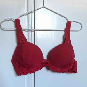  - säljer denna fina bh från cubus eftersom den inte används :( röd färg med spets och en gullig rosett 🎀 nypris var 199kr, köparen står för frakt (59kr)