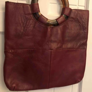  - - INTRESSE KOLL - Funderar på att sälja denna fina fakeläder väskan. Den är köpt vintage och har slitningar på undersidan. Den har lite slitningar längs med väskan men jag tycker det ser skit coolt ut. Gott om plats för böcker, dator etc 🥰 Buda💞