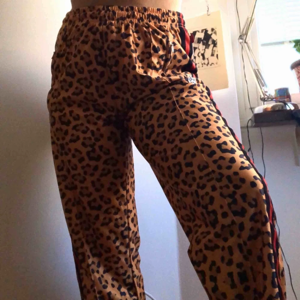 Leopardmönstrade byxor från caliroots, köpta för 900kr. Går att spänna åt i midjan så att de passar mindre storlek också! Möts upp i Malmö, annars står köparen för frakten ☺️💕. Jeans & Byxor.