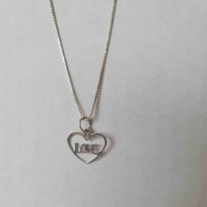  - Enkelt, gulligt halsband 🥰 OBS! Vi kan ej garantera vilket material smycket är gjort i. Frakt ingår inte i priset. Om du vill köpa till en papperslåda vi har tillverkat själva tillkommer en extra kostnad på 15kr ✨