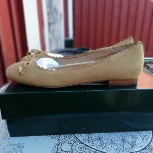 Oanvända Ralph Lauren  - Oanvända Ralph Lauren ballerinaskor i kartong. Endast prövade fel storlek för mig köparen betalar frakt. Har fler bilder vid intresse..