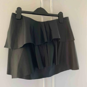  - Läder kjol från zara. Jätte skön! 