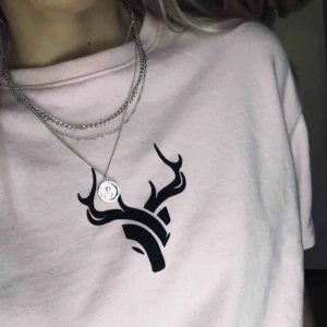  - T-shirt, kortare och bredare i modellen. 