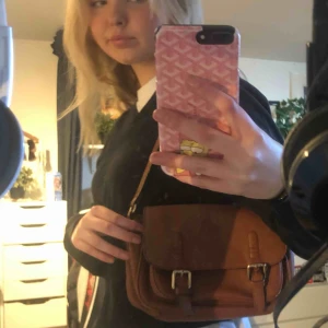  - Brun väska, går att ha lång men även kort som på bilden💙 frakt 44kr