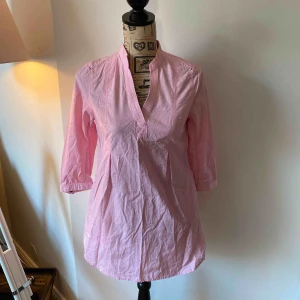  - Snygg tunika med fickor från Pelle P. Fint randig i rosa och vitt.