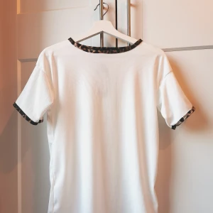 BOHOO t-shirt  - T-shirt från BOHOO Strl.38. Superfin lätt ribbad t-shirt och oanvänd med prislapp kvar. 🌸 Helt ny! 