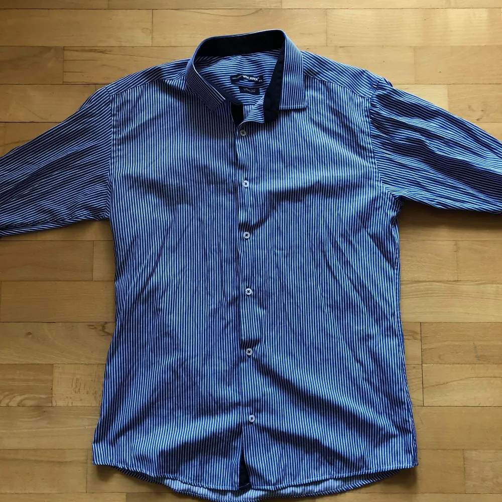 Säljer denna stora skjortan med små ränder i blått och vitt. Jättefin som oversize skjorta öppen eller att knyta den kort! . Skjortor.
