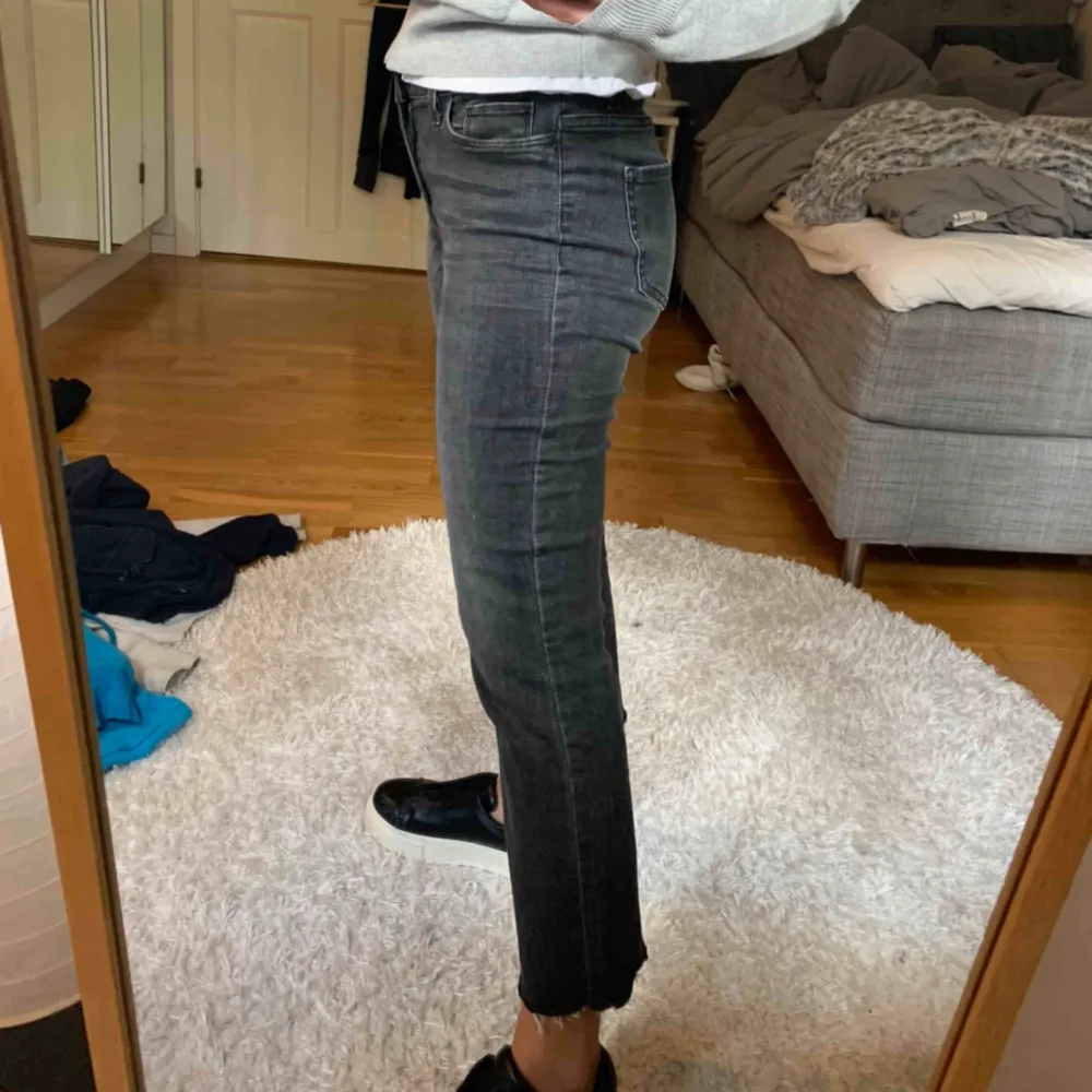 Ett par grå svarta korta jeans. Jag är ungefär 160 o har även själv klippt av lite längst ner på byxorna. (Frakt ingår inte i priset, pris för frakt är ca 80kr). Jeans & Byxor.