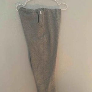  - Gråa mjukis, snöret i midjan är borta går att sätta i ett annat om man vill. Obs noppriga! 