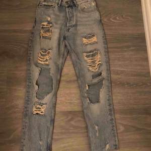 Slitna jeans från Bik Bok i boyfriend modell. Köpta för 600 men säljer för 200. Fint skick