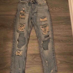  - Slitna jeans från Bik Bok i boyfriend modell. Köpta för 600 men säljer för 200. Fint skick