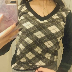  - Trendig mönstrad tröja. Oanvänd.