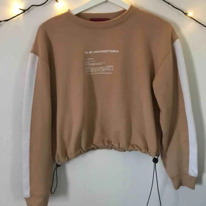  - Jättefin tröja från boohoo! Använd 2 gånger men kände att den inte passade mig. Jättefint skick och går att spänna i midjan. Frakten är inkluderat i priset. 