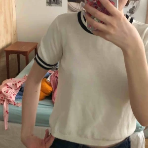  - småstickad tröja från brandy melville för några år sen. jättecool och skönt material men används ej. bra skick. köparen står för frakt 