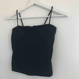  - Svart linne från Gina Tricot. Fint skick strl S. Eventuell frakt tillkommer 💗⚡️