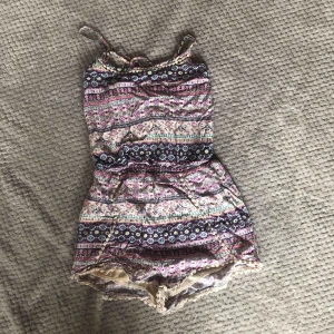  - Super gullig, playsuit, köpt i Barcelona. Lite missfärgade men syns inte på utsidan därav priset.