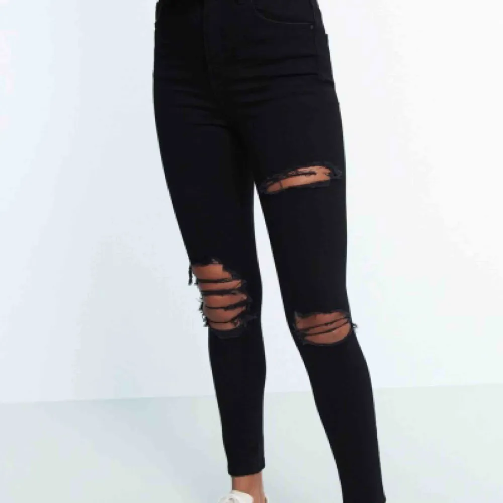 Svarta Jeans med hål från Gina Tricot från deras TALL-serie. Alltså en längre modell. Använde vid ett tillfälle.. Jeans & Byxor.