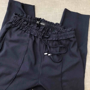  - Fina kostymbyxor från zara i fint skick då dom aldrig har blivit använda. Perfekta blåa färgen! 