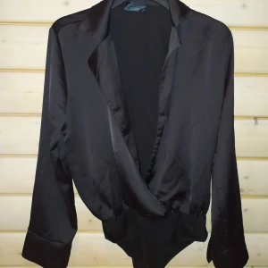 Body i satin - Glansigt material. Snygg öppen uringning.