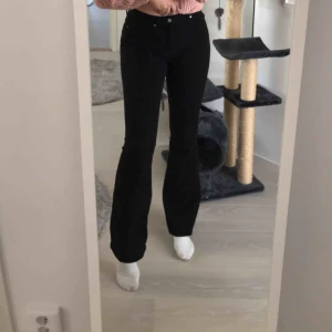  - Svarta bootcutjeans, normal midja. Jag är ungefär 172 och dom är för små för mig i rumpan. Köpta på NAKD. Priset är inkl frakt!