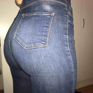  - Highwaisted jeans, knappt använda.