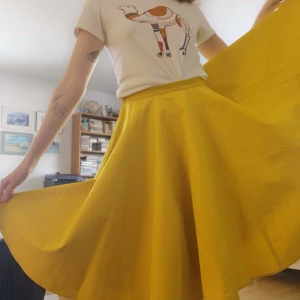 Knälång kjol - Stilren kjol i bomullsblandning. Aldrig använd och från H&M TREND. Storlek 38