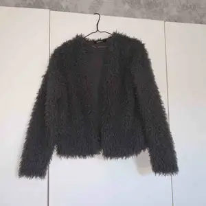 En grå päls kofta/jacka från Gina tricot, köpt för 300kr men bara använd 1 gång men hänger nu mera bara i garderoben. Köparen står för frakt!