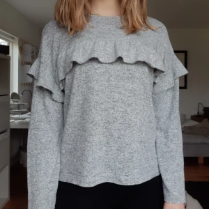 Grå tröja  - Använd en del men inte min stil längre.