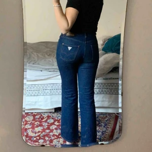 Guess jeans  - Svinsnygga guess jeans som tyvärr är för små för mig... väldigt snygga och sparsamt använda. (Står size 30 vilket jag skulle säga motsvarar s). Möts upp på söder eller fraktar, fraktkostnad tillkommer 