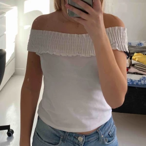  - Vit offshoulder top från zara. Är i fint skick och är perfekt till sommaren☺️