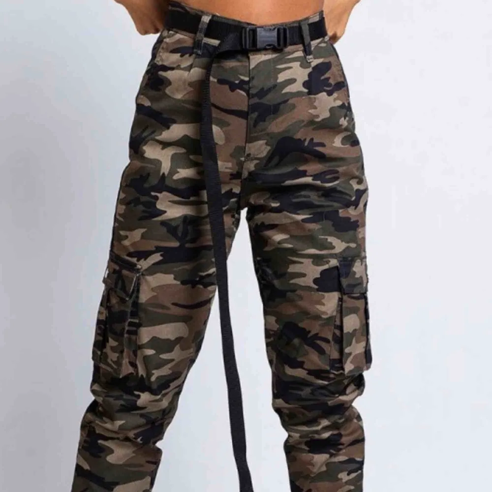 Camouflagebyxor från madlady, aldrig använt och alldeles förstora. Nypris: 499kr💕. Jeans & Byxor.