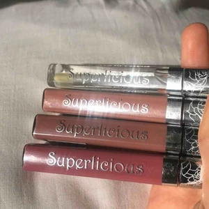  - Superfina läppglans ”Superlicious” från märket Viva La Diva. Har fått massa av dem men använder tyvärr inte. Jordnära och naturliga färger och alla innehåller Aloe Vera och E-vitamin. Doftar gott och sött! 50kr/st 2 st för 90 kr möts upp i Göteborg🥰