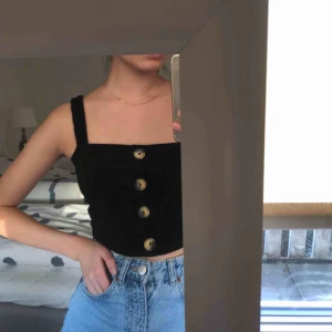  - Säljer denna fina sommartopp från Ginatricot! Har bara använt den ett fåtal gånger✨ först till kvarn gäller💕