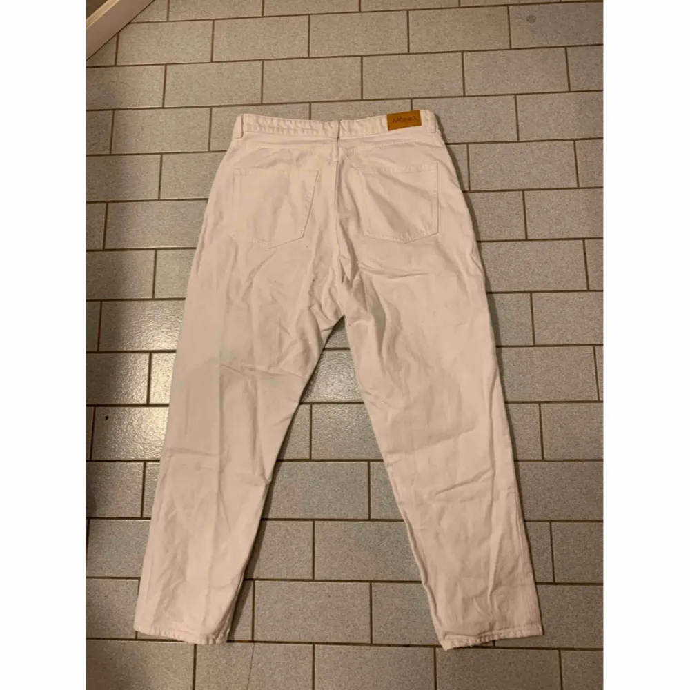Vita Taiki jeans den Monki, aldrig använda ✨  Katt finns i hemmet🐈  Köparen betalar frakt 📮. Jeans & Byxor.