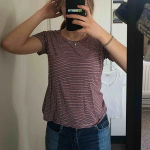  - En söt och supermjuk tröja från brandy melville som passar alla från storlek XS till M beroende på hur man vill att den ska sitta då den är jättestretchig! 