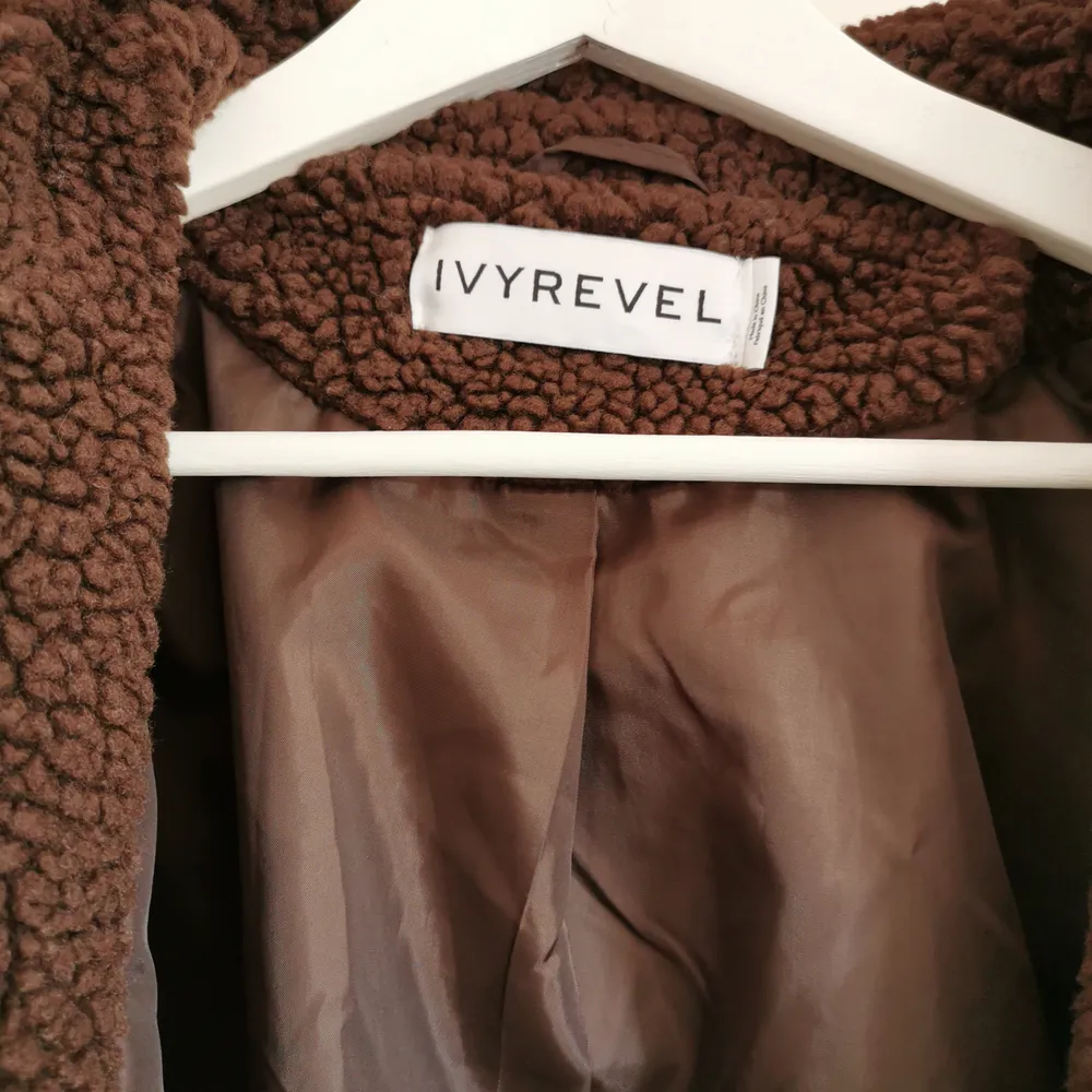 Oanvänd Ivyrevelkappa som enbart hängt i garderoben. Förtjänar någon som kommer använda den ❤️ Betalning via Swish. . Jackor.
