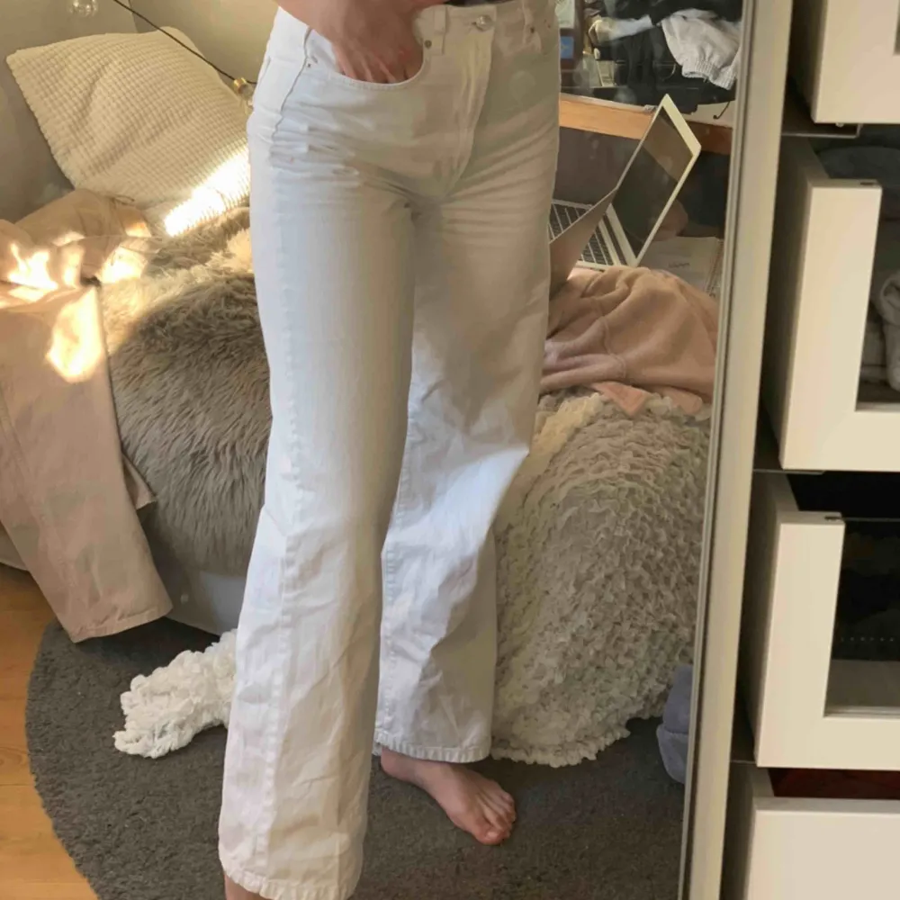 Snygga vita raka jeans från Gina tricot, nästan inte använda o passa med allt!💕. Jeans & Byxor.