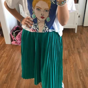  - Plisserad kjol i så fin grön färg som gör sig rättvisa på andra bilden. Köparen står för frakt 🦋