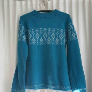  - Fin och skön tröja men fint mönster. Fint skick! Köparen står för frakt🦋