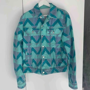  - ACNE STUDIOS TENT PRINT  Printad jeansjacka från Acne Studios i strl 48. Utmärkt skick.   Nypris 3400 kr