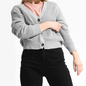  - Helt ny stickad kofta i storlek XS, snygg att ha över en T-shirt eller eller bara som den är!