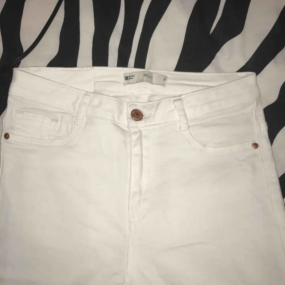 Vita, fräscha molly jeans från Gina tricot, använda typ 2 gånger så de är i mycket fint skick:) Nypris är 299kr i butik   Möts upp i gbg annars betalar köparen frakten🥰. Jeans & Byxor.