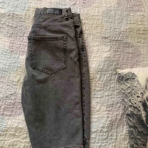  - Gråa momjeans. Frakt ingår i priset. 