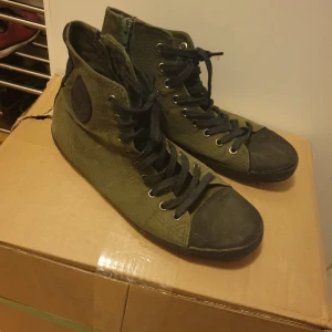 Vagabond sneakers strl 39 - Säljer mina älskade vagabond-sneakers då de är för stora för mig, strl 39. Supersköna o sjukt snygga nu när våren kommer! Något använda, se bild för slitaget på sulorna. Finns centralt norr i Örebro! Hämtas av köparen alternativt skickas mot fraktkostnad 