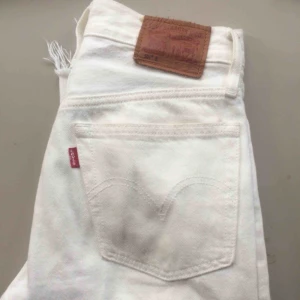  - Levis 501:or slim fit med klassisk knapp-gylf.  Storlek W24 men känns som 25 eller 26. Väl använda men i gott skick. Några få små mörkare fläckar men inget man tänker på när man har dem på sig.