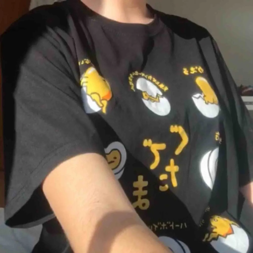 Japansk Oversize tshirt med små gulliga typ kycklingfigurer på, idk jättegulliga iaf. Skicket är som nytt och den passar xs-L beroende på hur man vill att den ska sitta💛frakt tillkommer. T-shirts.